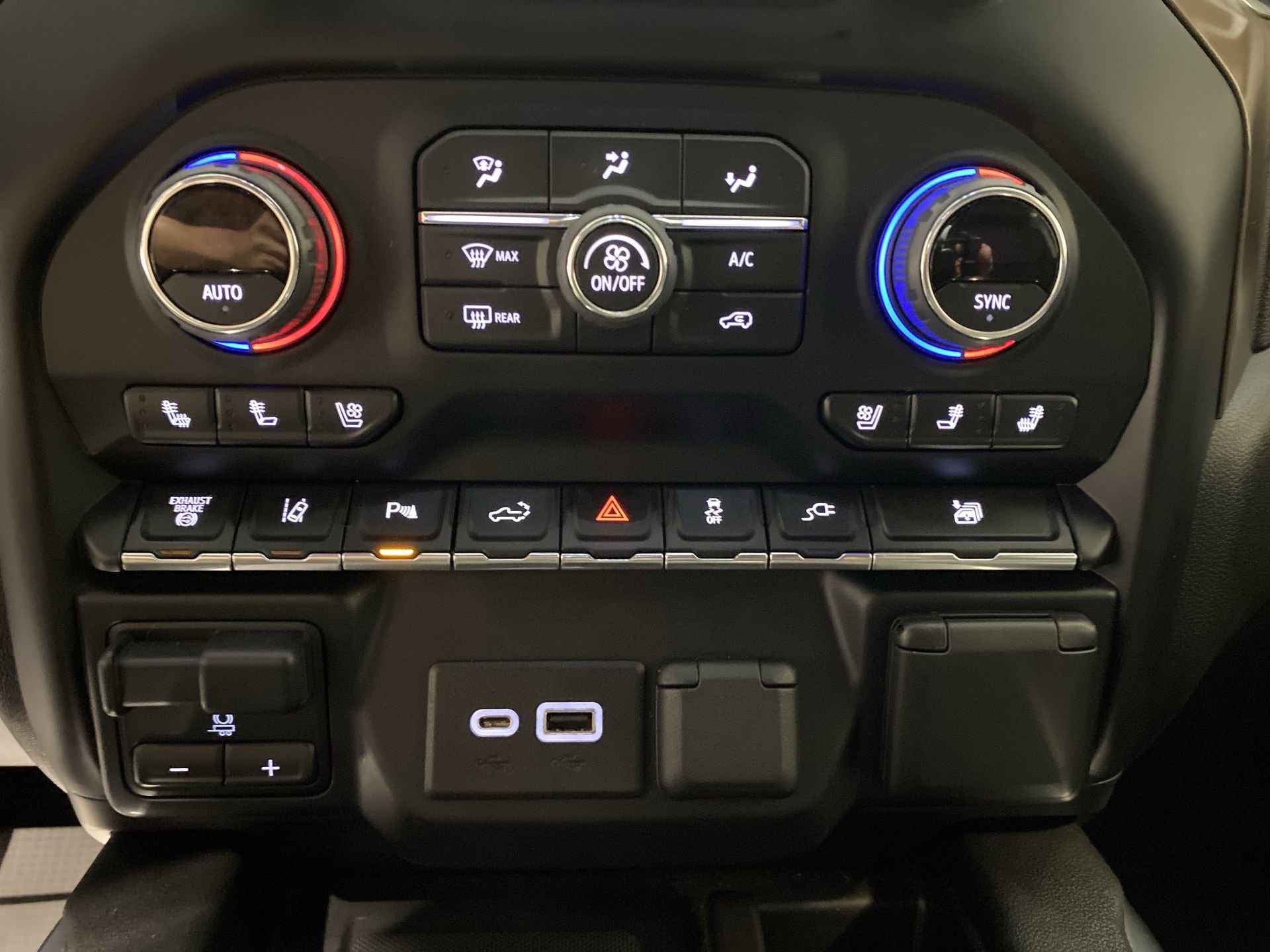 Used 2022 Iridescent Pearl Tricoat Chevrolet High Country image 17