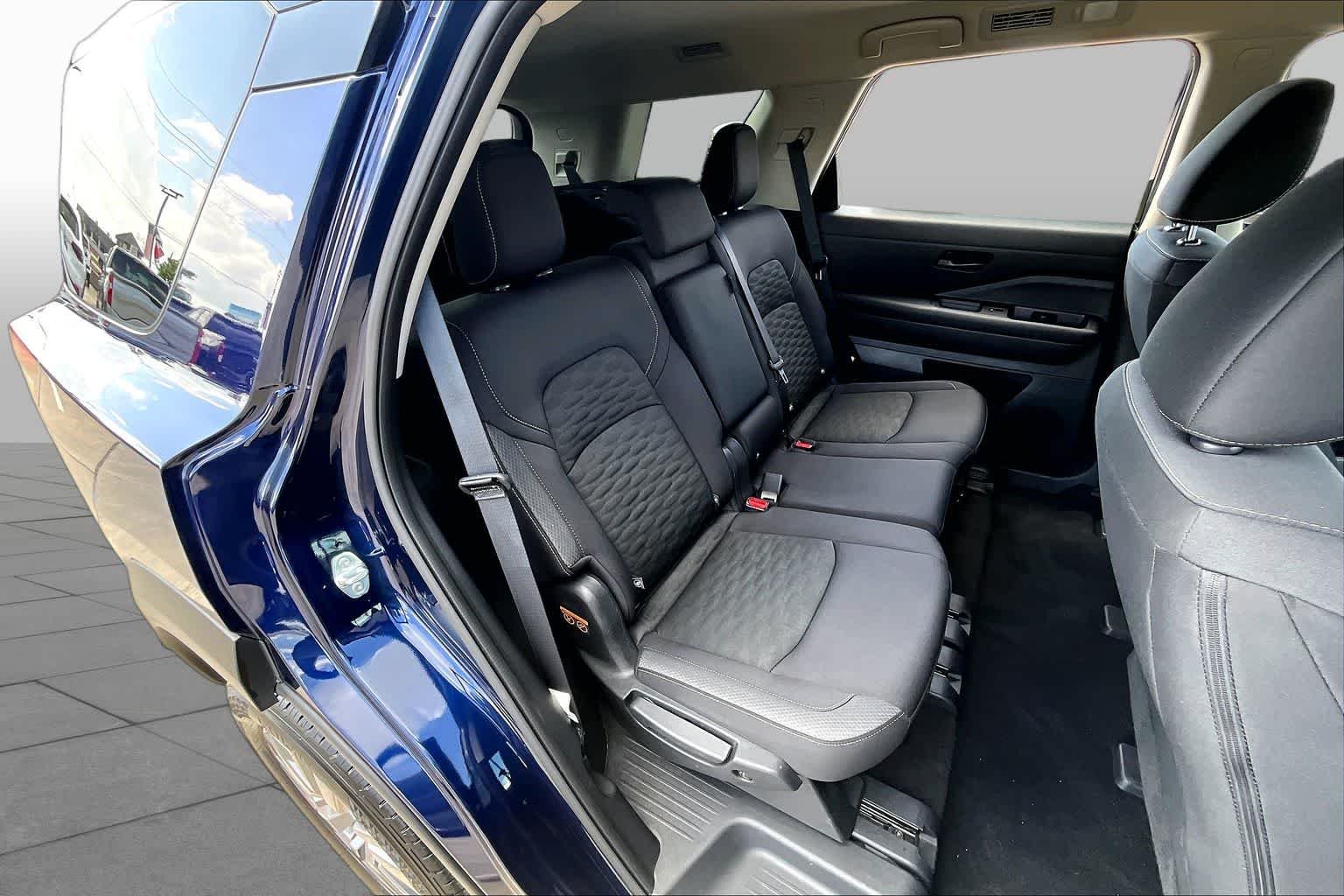 Used 2025 Deep Ocean Blue Pearl Nissan SV image 19