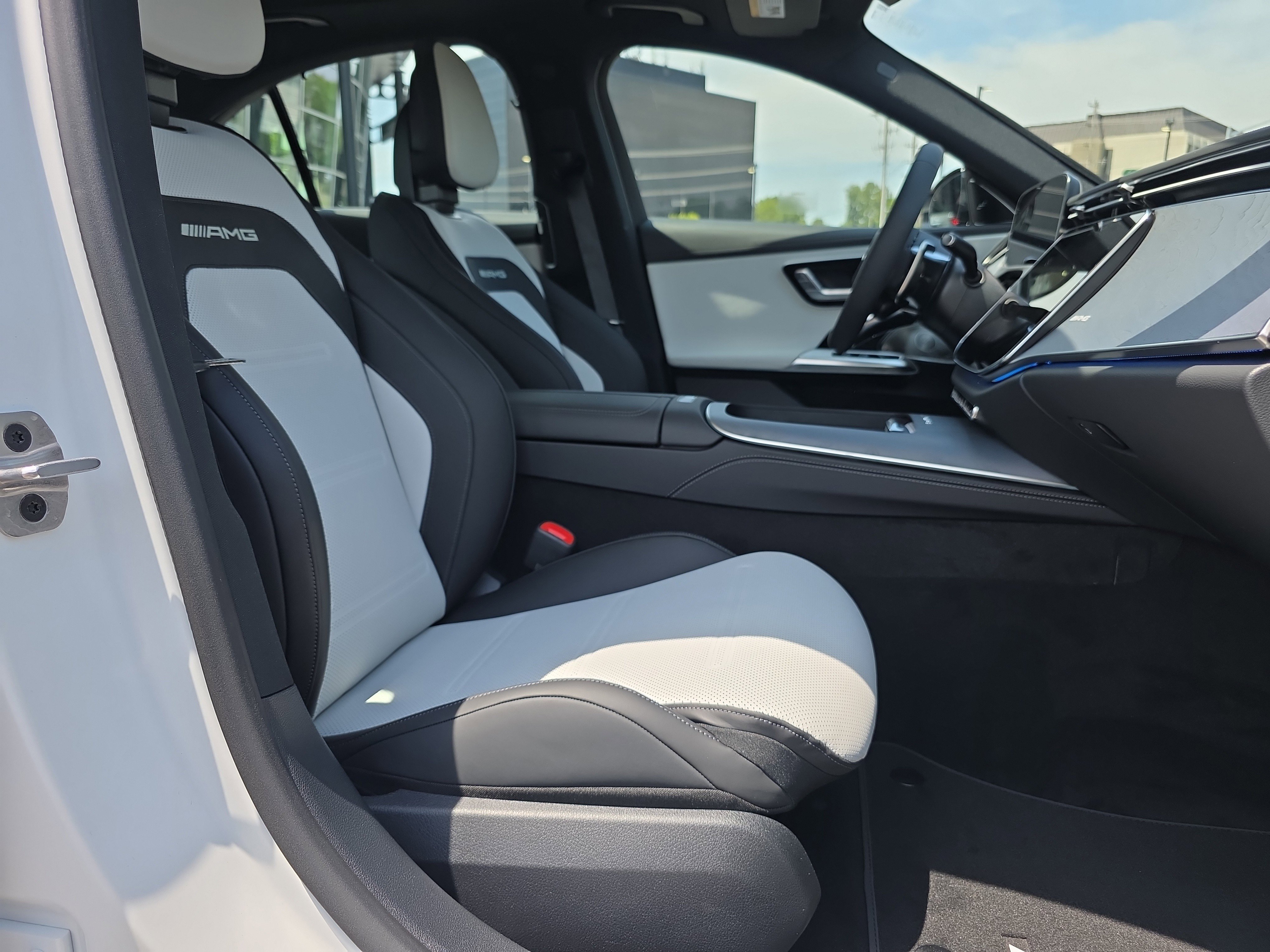 New 2026 MANUFAKTUR Moonlight White Magno Mercedes-Benz E 53 AMG® image 44