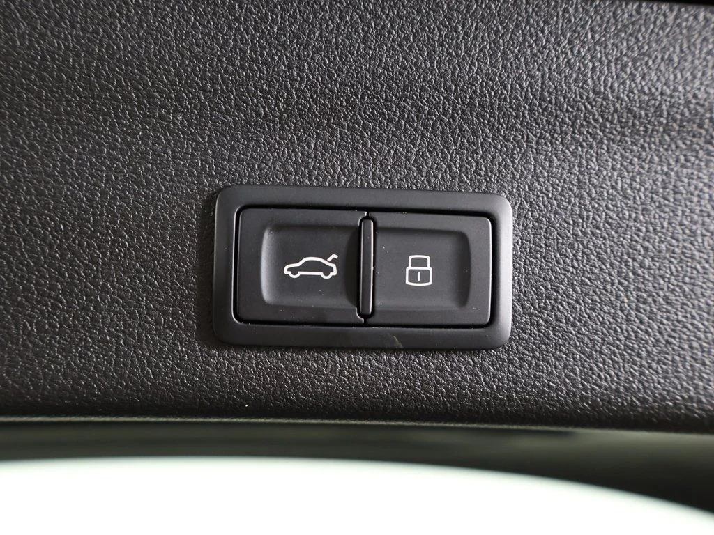 Used 2025 Mythos Black Metallic Audi 4.0T image 22