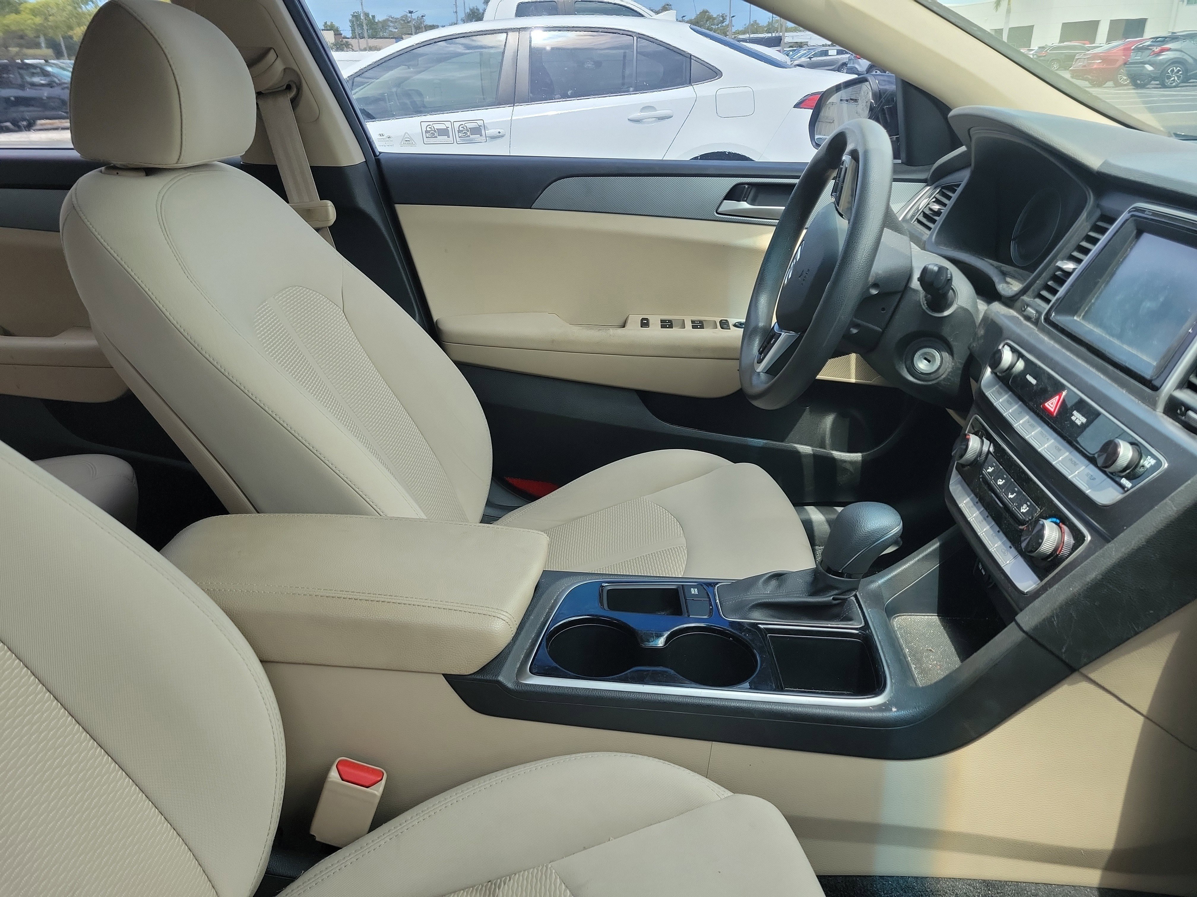 Used 2018 Phantom Black Hyundai SE image 9