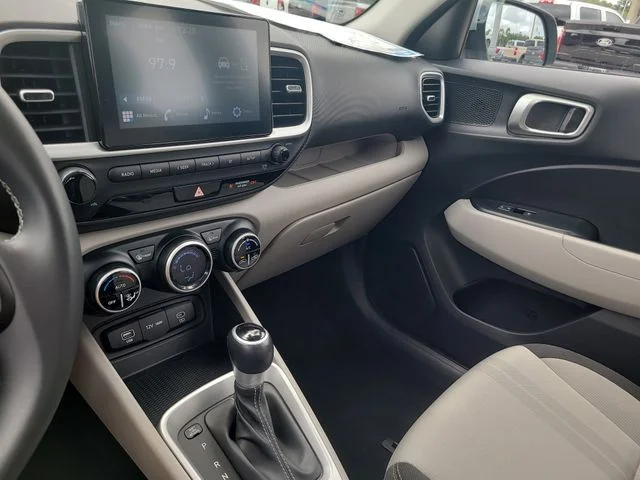 Used 2025 Green Hyundai SEL image 21