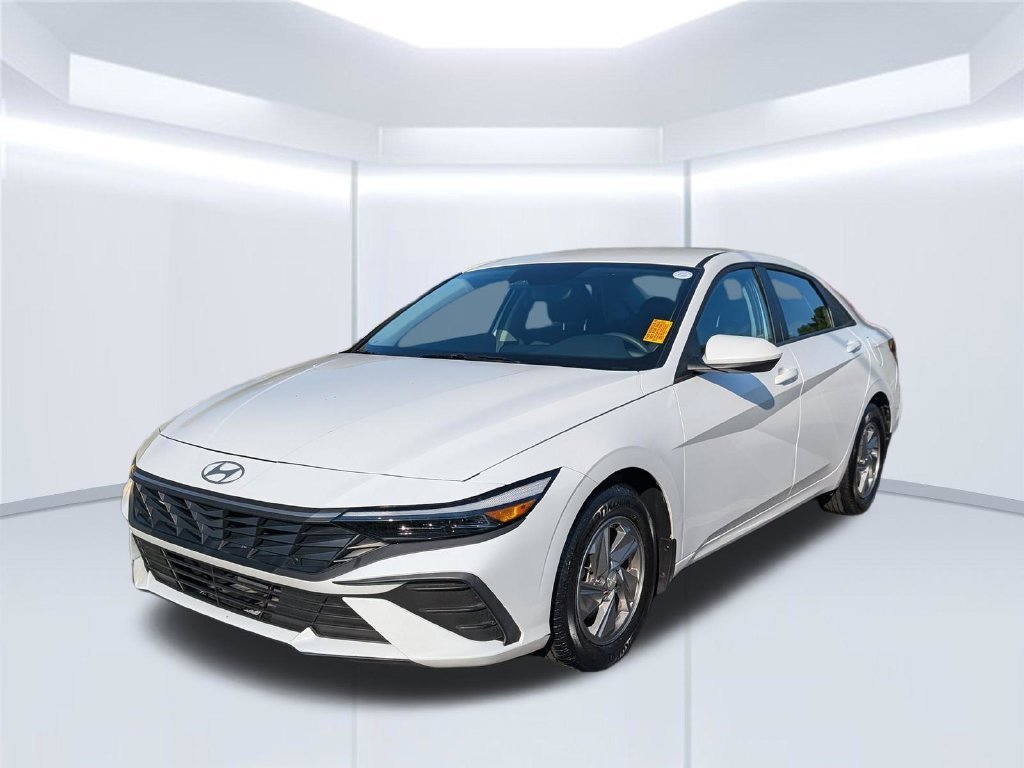Used 2025 White Hyundai SE image 3