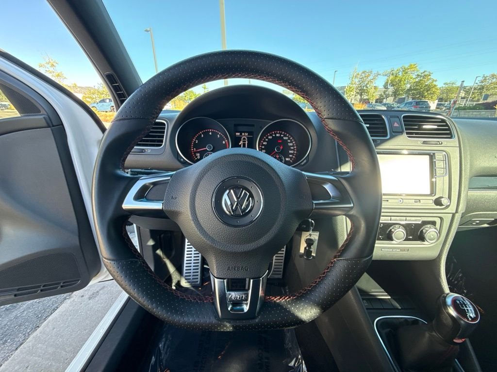 Used 2011 White Volkswagen Base image 14