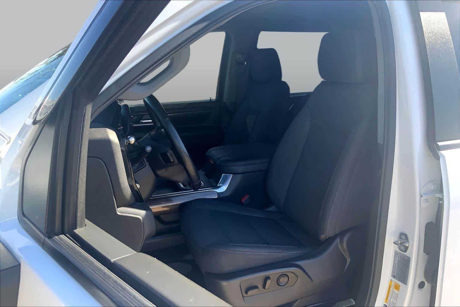 Used 2024 Summit White Chevrolet LT image 8