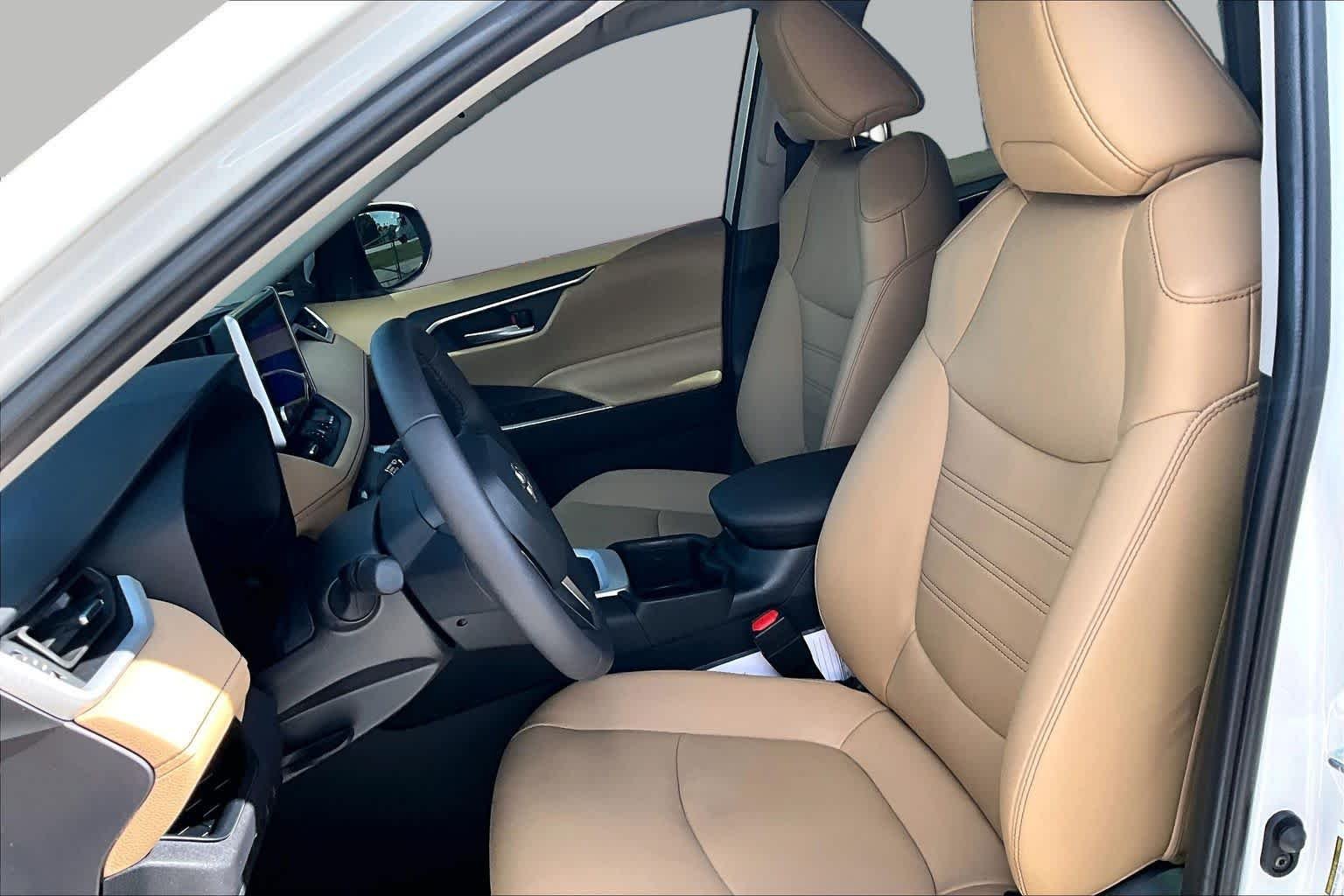 Used 2025 Wind Chill Pearl Toyota XLE Premium image 8