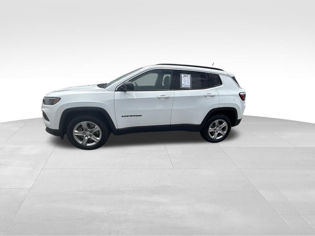 Used 2024 White Jeep Latitude image 4