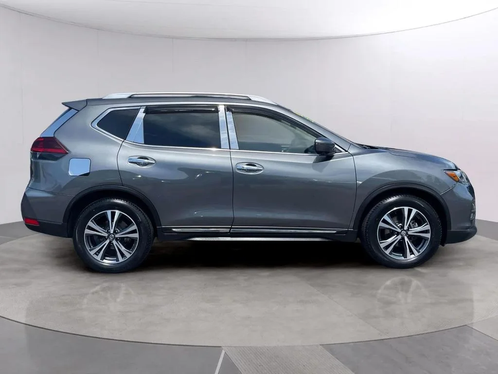 Used 2018 Gun Metallic Nissan SL image 6