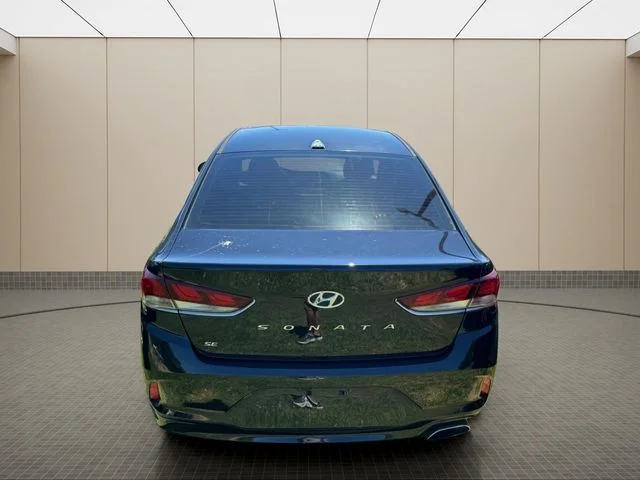 Used 2018 Black Hyundai SE image 17