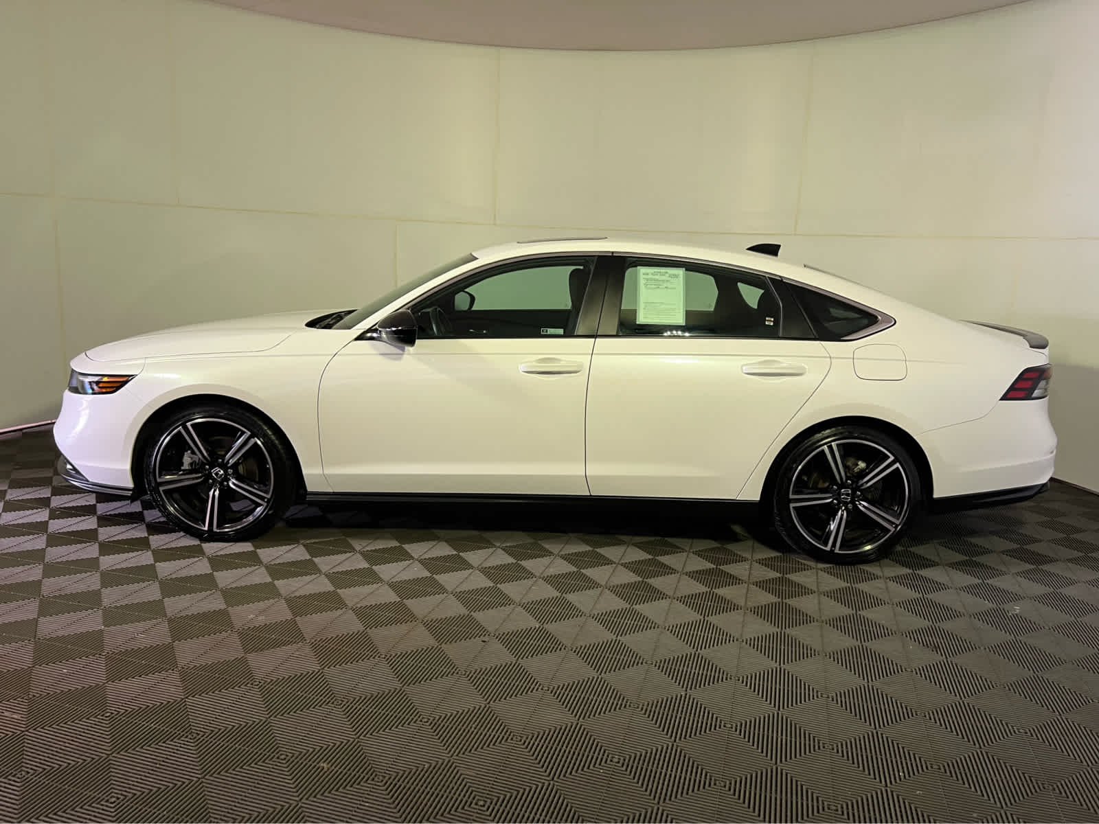Used 2025 Platinum White Pearl Honda Sport image 4