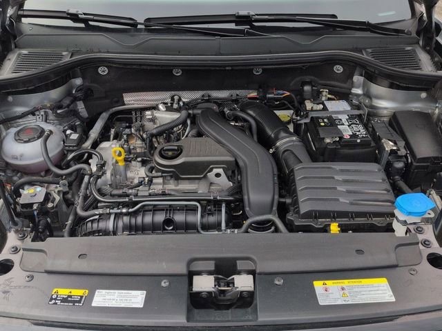 Used 2025  Volkswagen SE image 31