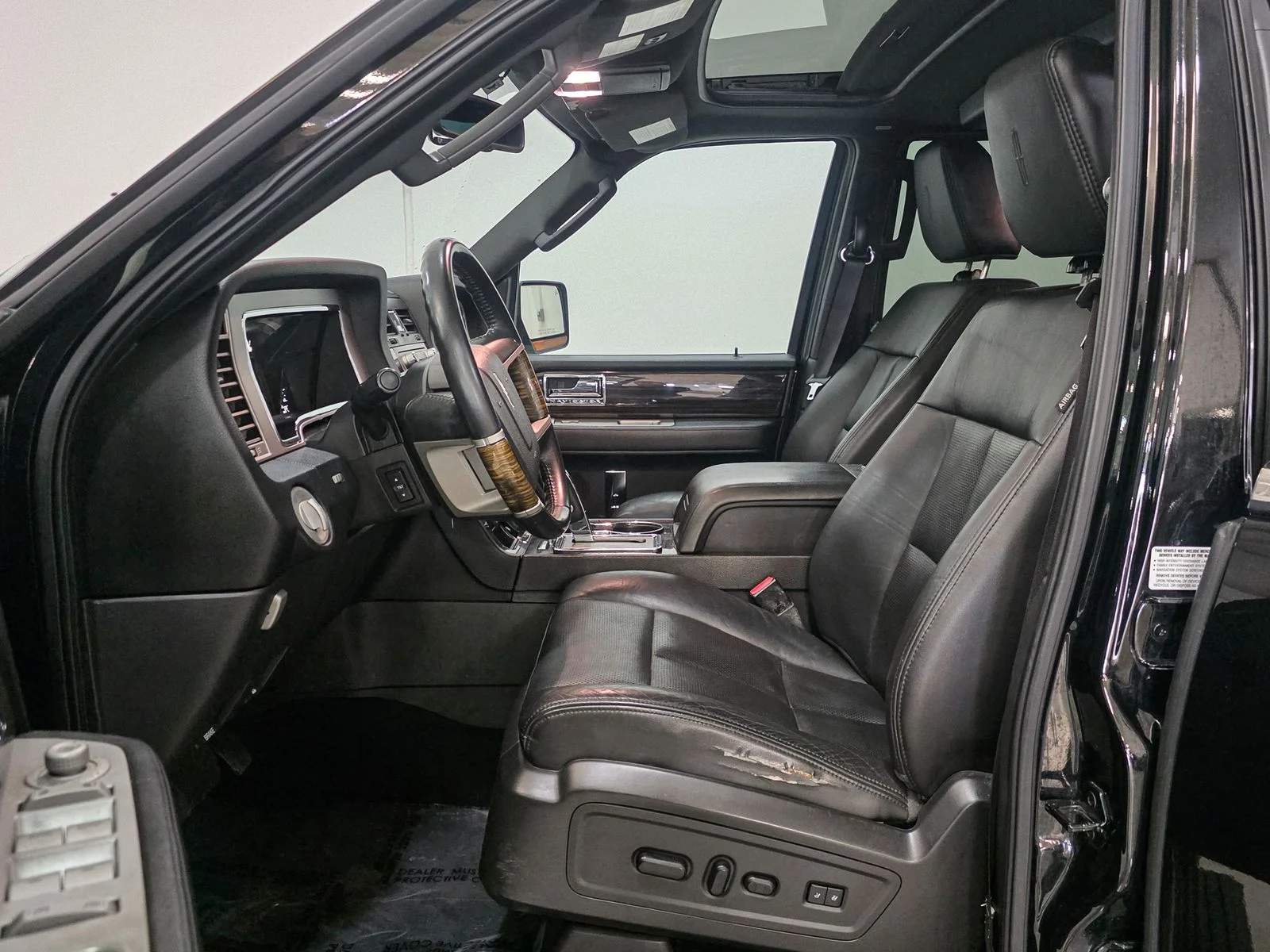 Used 2010 Tuxedo Black Metallic Lincoln Base image 20