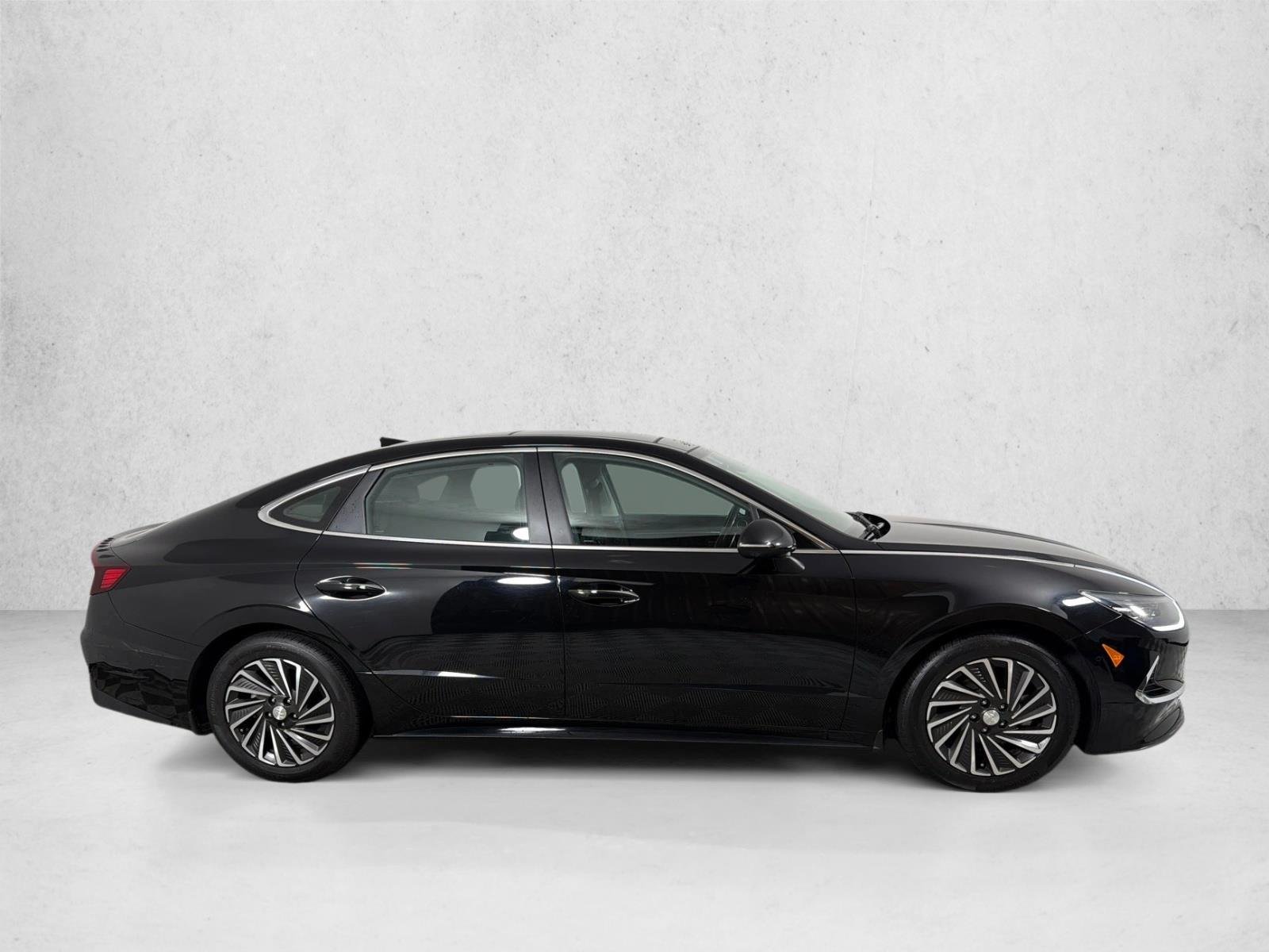 Used 2023 Onyx Black Hyundai Limited image 4