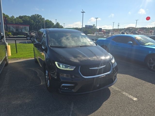 2025 Chrysler Pacifica Select's photo