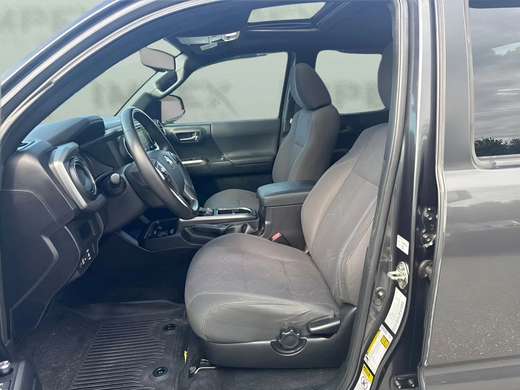 Used 2016  Toyota SR5 image 5