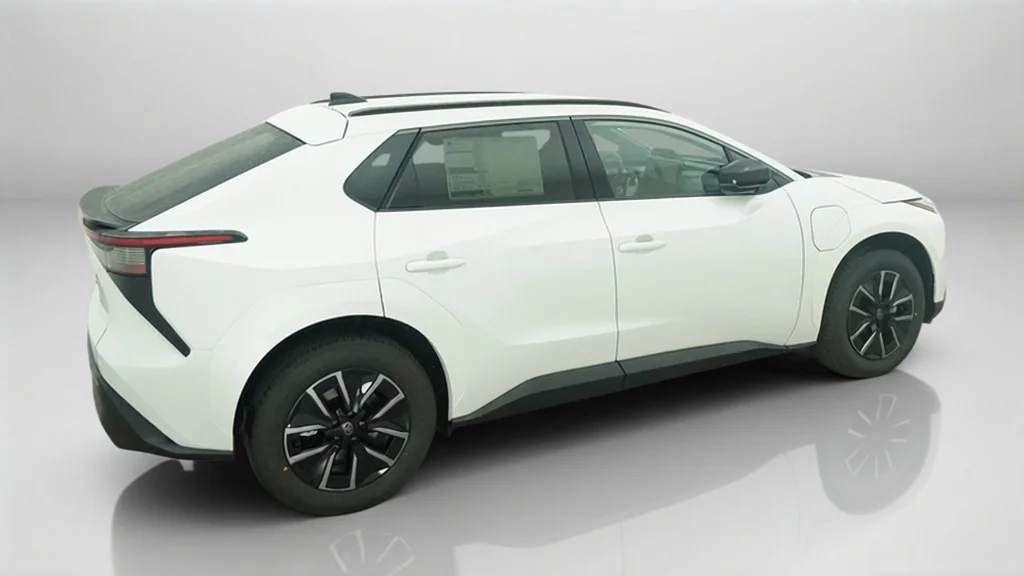 New 2027 Wind Chill Pearl Toyota XLE image 8