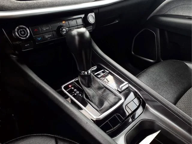 Used 2024  Jeep Latitude image 10