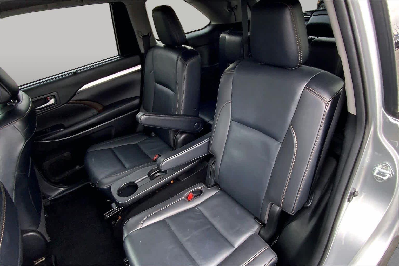 Used 2019 Celestial Silver Metallic Toyota XLE image 18