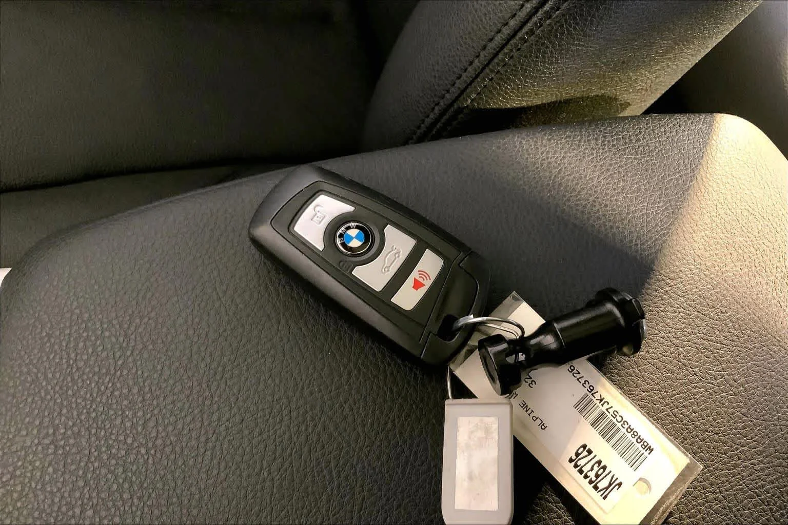 Used 2018 Alpine White BMW 320i xDrive image 15