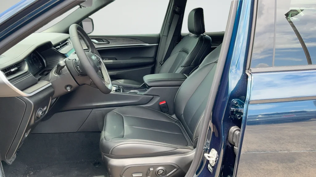 New 2026 Fathom Blue Pearl-Coat Exterior Paint Jeep Limited image 17