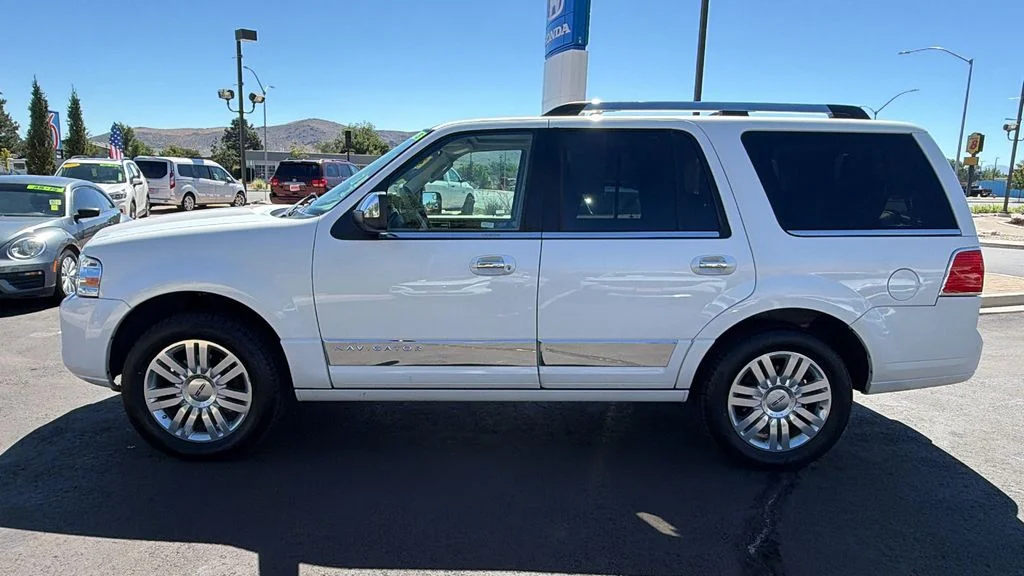 Used 2014 White Platinum Clearcoat Metallic Lincoln Base image 6