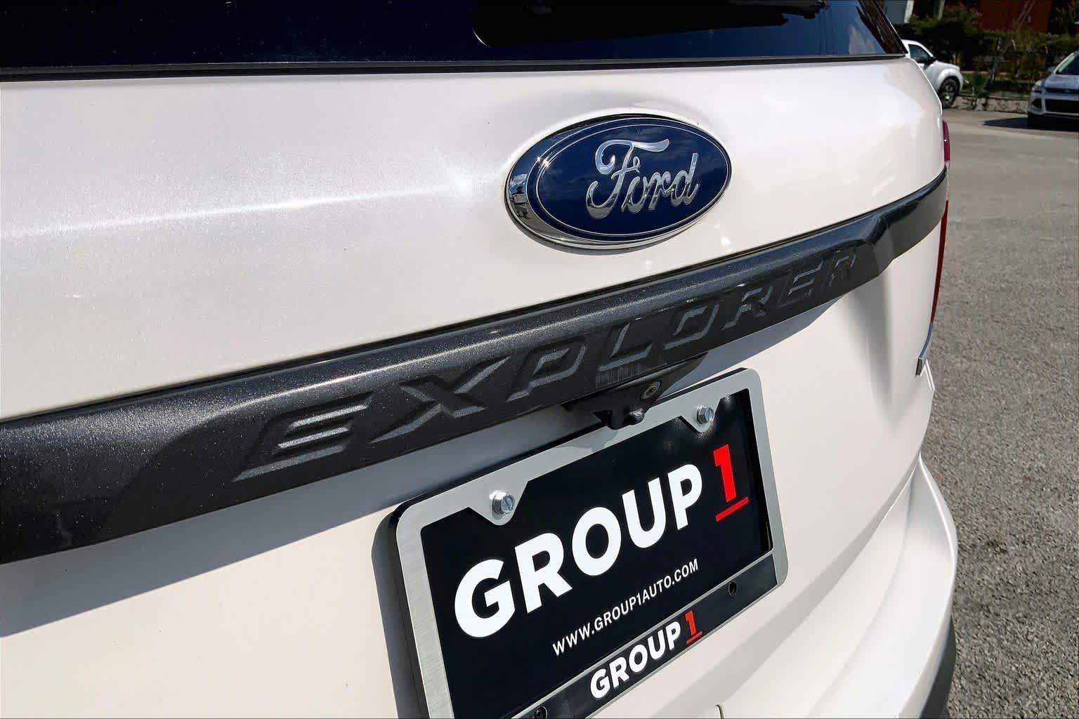 Used 2017 White Platinum Metallic Tri-Coat Ford XLT image 31