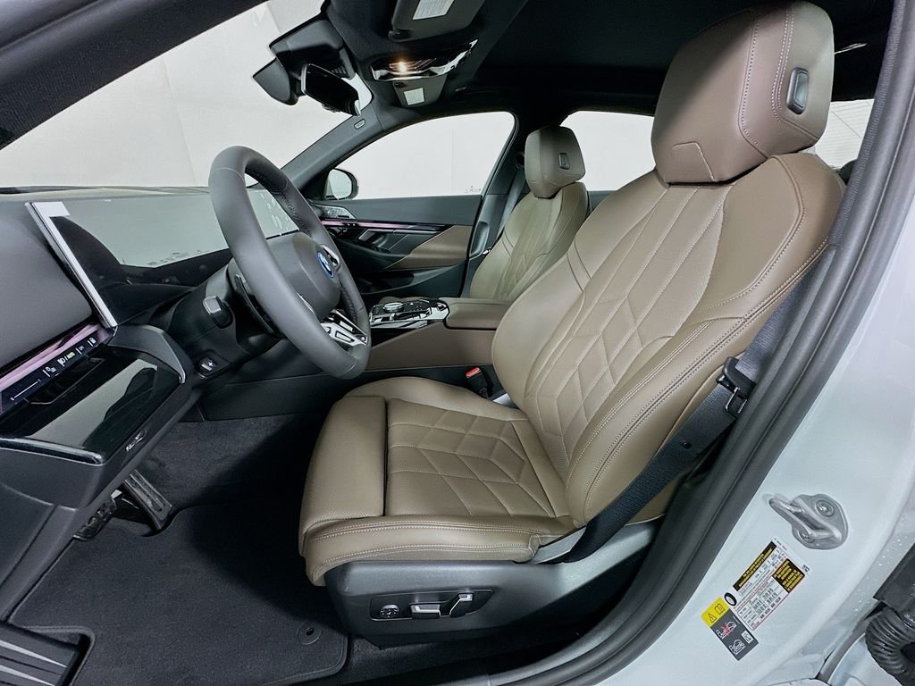 New 2027 Mineral White Metallic BMW 550e xDrive image 16