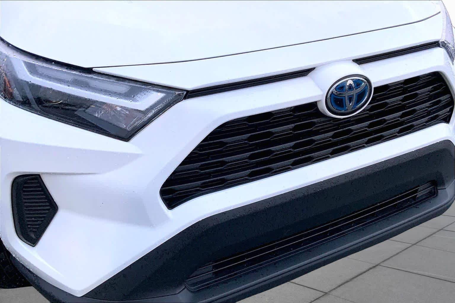 Used 2024 Ice Cap Toyota Hybrid XLE image 27