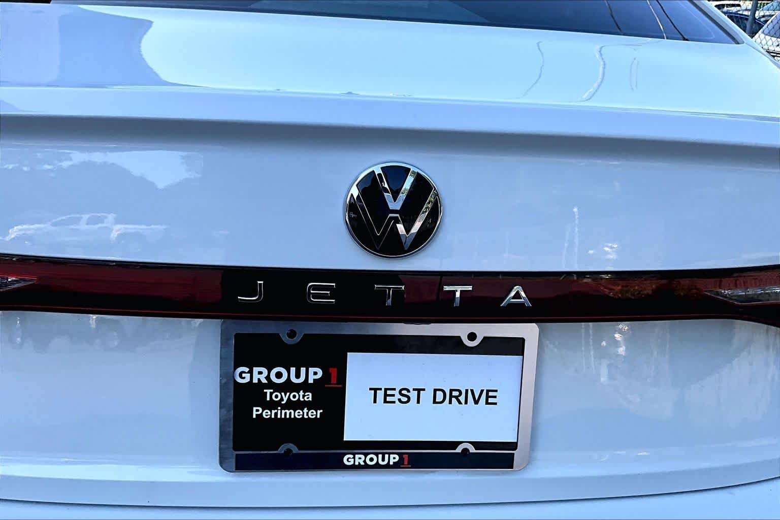 Used 2025 Opal White Pearl Volkswagen SE image 31