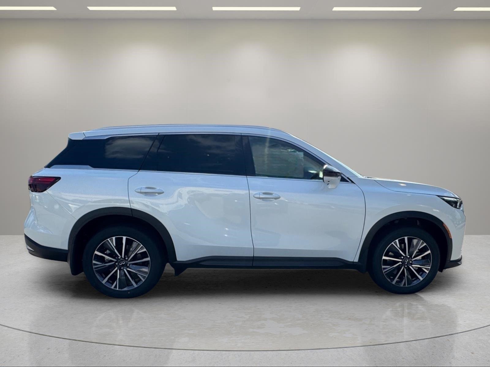 New 2027 RADIANT WHITE INFINITI Luxe FWD image 6