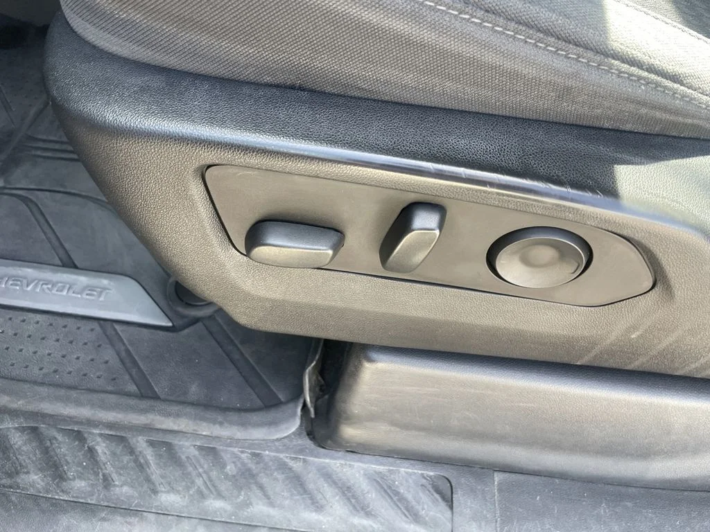 Used 2022 Summit White Chevrolet Custom image 17