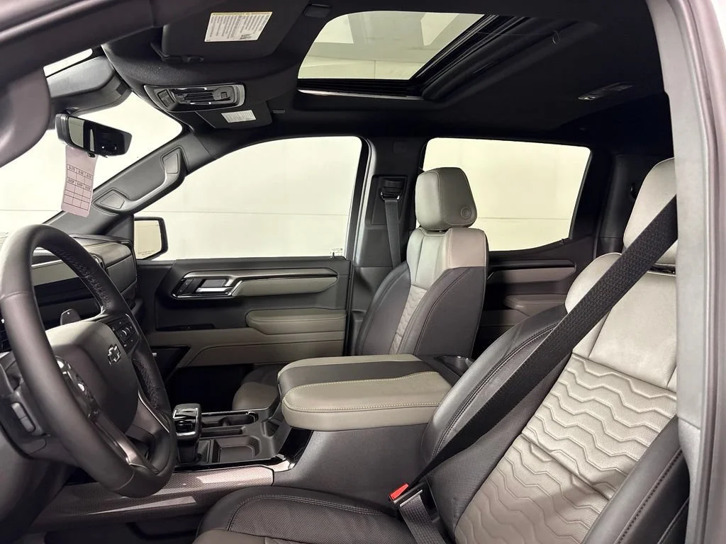 New 2026 Summit White Chevrolet ZR2 image 35