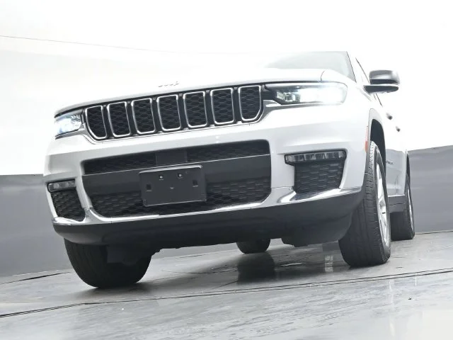 Used 2023 Silver Jeep Limited image 40