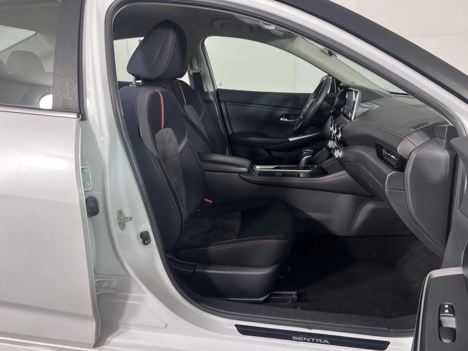 Used 2021 Aspen White/Super Black Nissan SR image 21