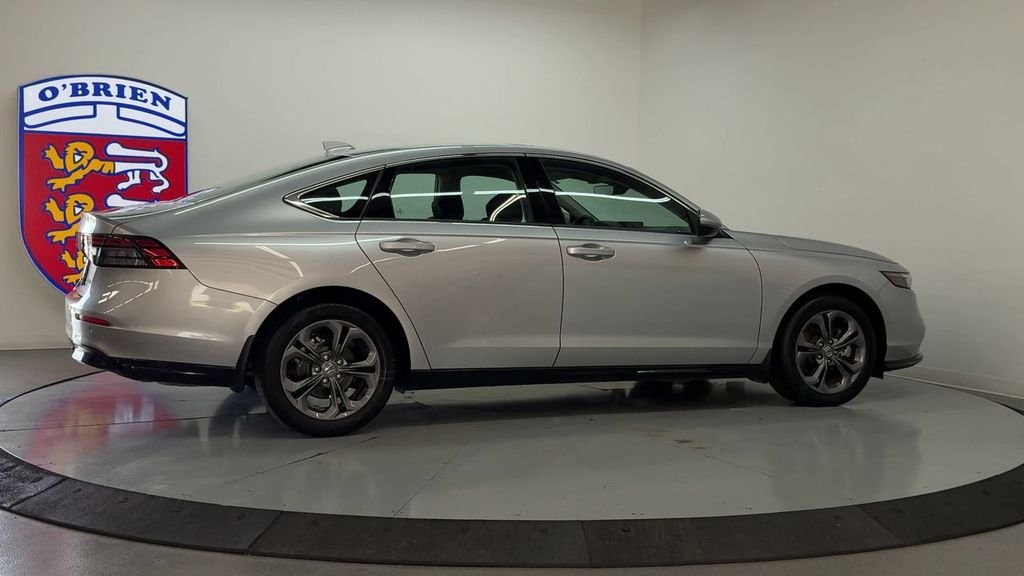 Used 2025 Solar Silver Metallic Honda EX-L image 4