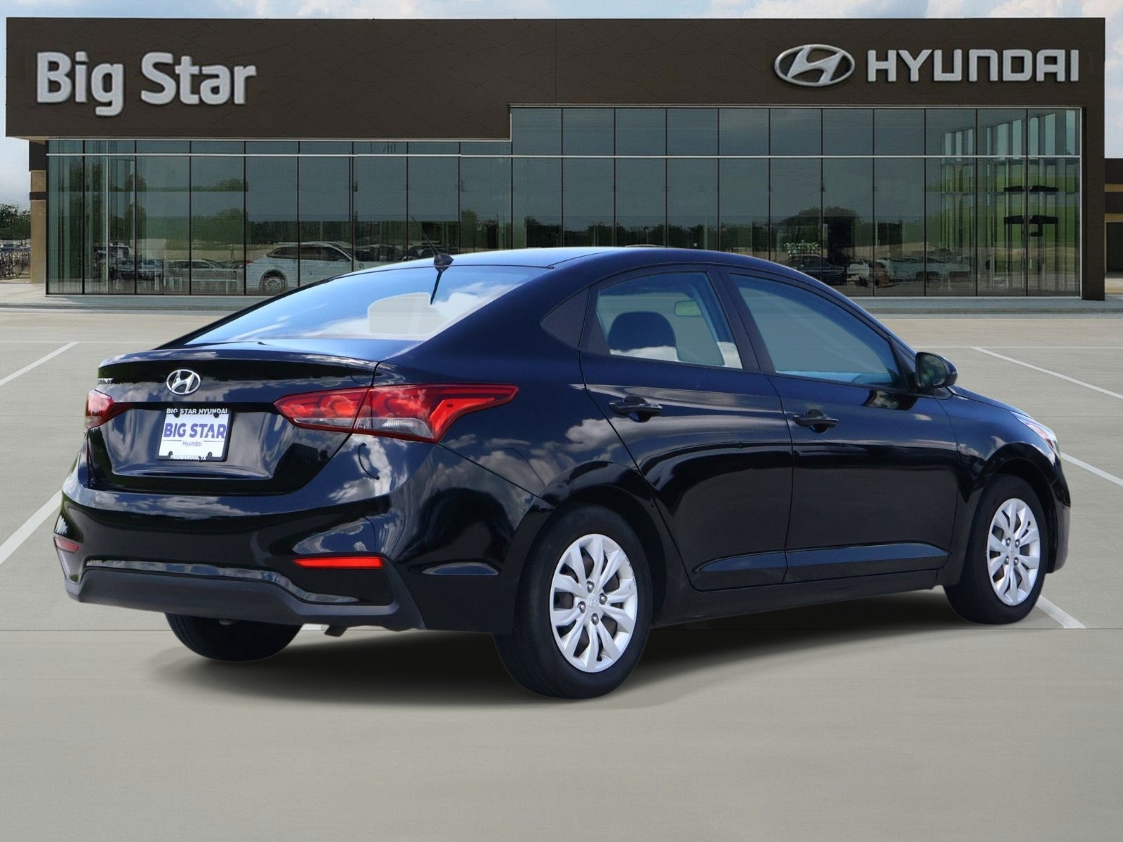 Used 2022 Absolute Black Hyundai SE image 4