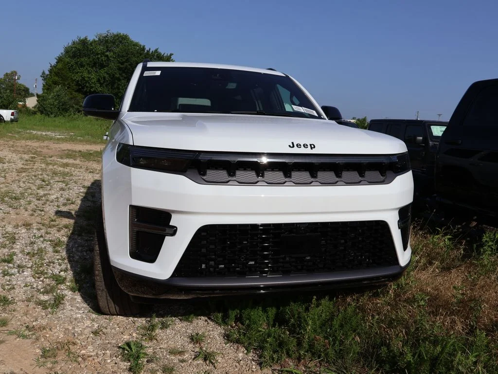 New 2026 Bright White Clear-Coat Exterior Paint Jeep Limited Reserve image 7