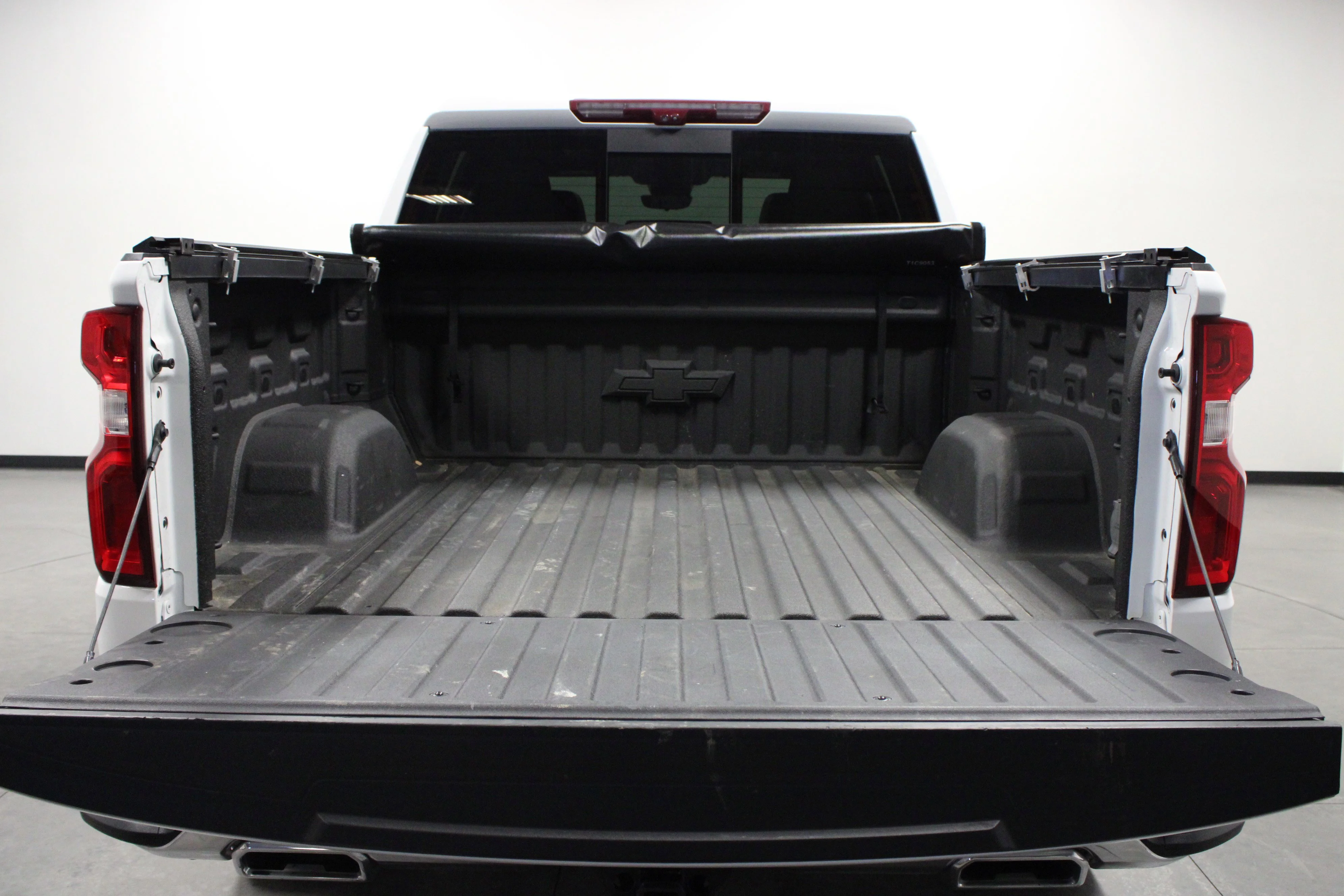 Used 2022 Summit White Chevrolet LTZ image 14