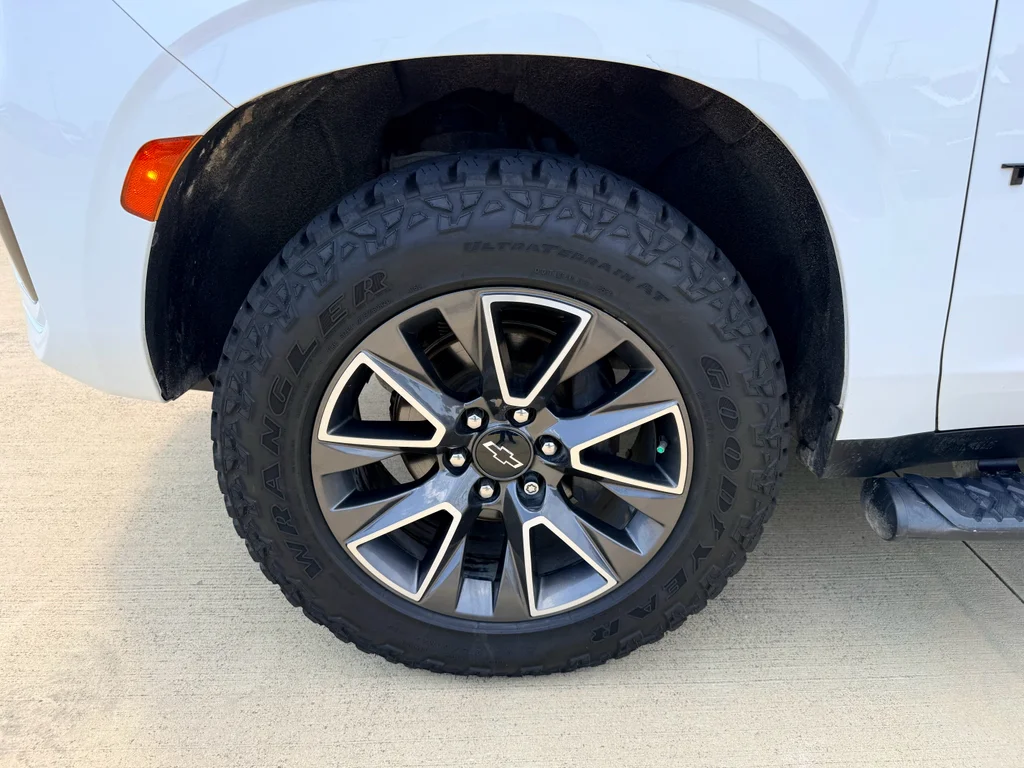 Used 2022 Summit White Chevrolet Z71 image 31