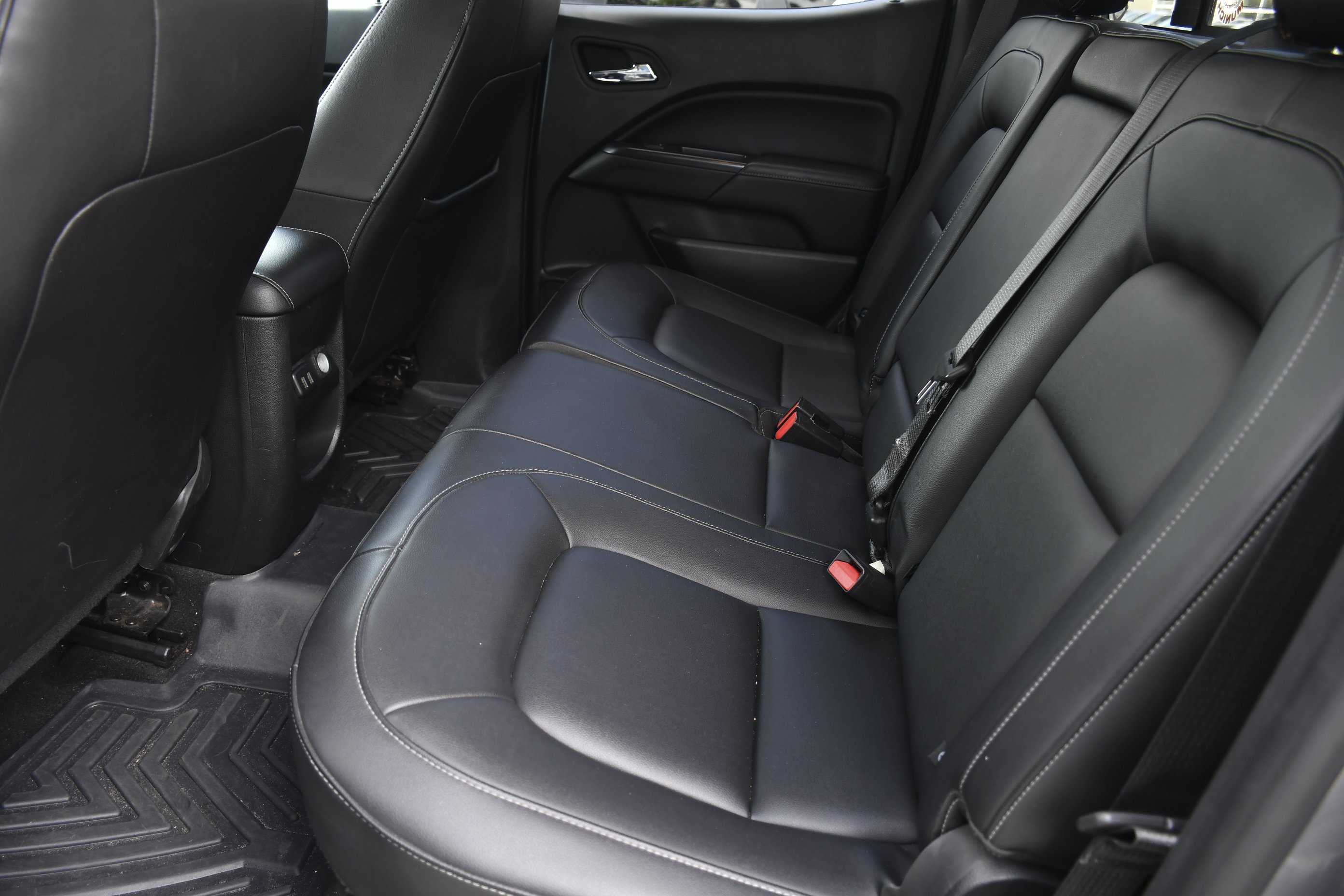 Used 2018 Satin Steel Metallic GMC 2WD SLT image 22