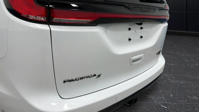 New 2027 Bright White Clear-Coat Exterior Paint Chrysler Limited image 40