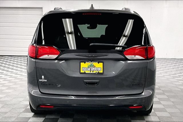 Used 2018 Granite Crystal Metallic Clearcoat Chrysler Limited image 5