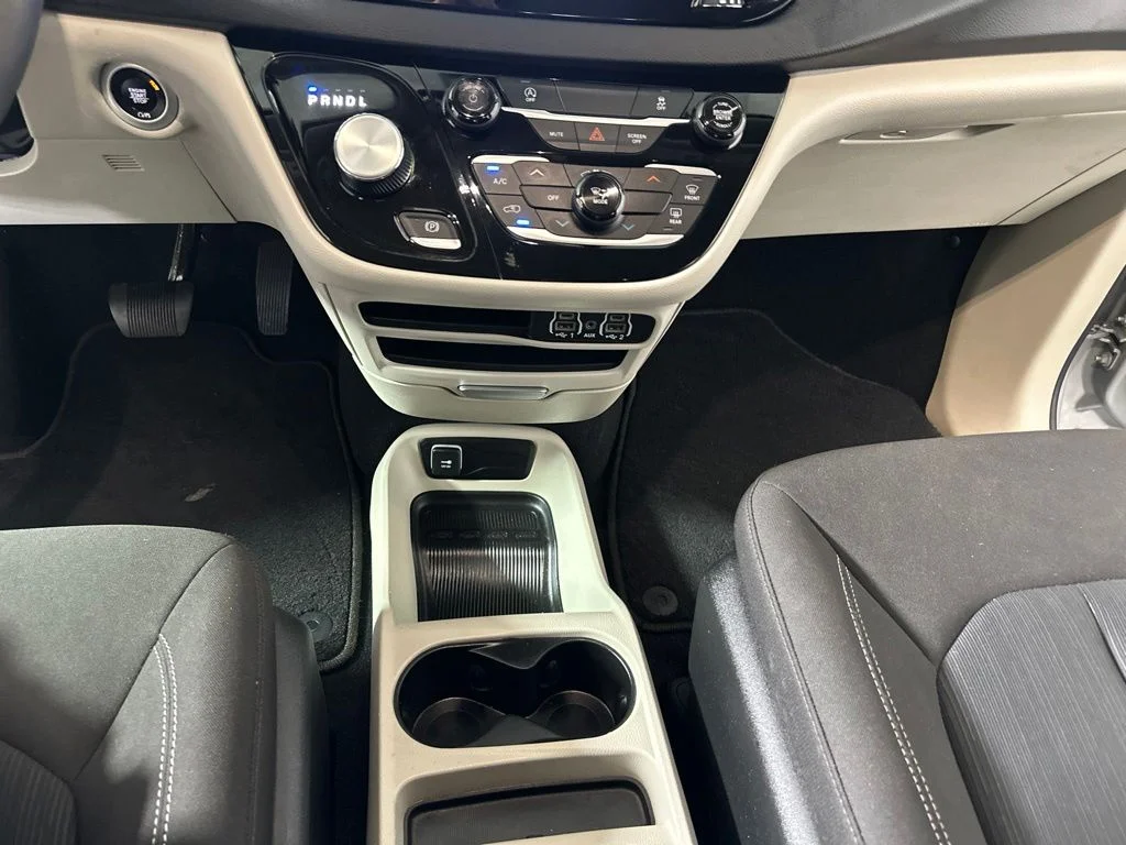 Used 2023 Silver Mist Clearcoat Chrysler LX image 17