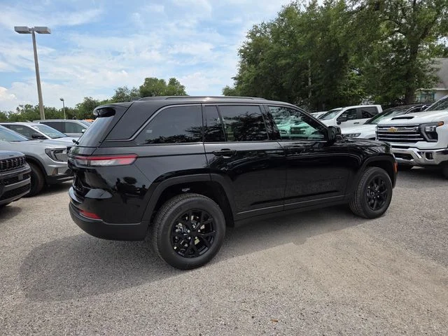New 2026 Diamond Black Crystal Pearl-Coat Exterior Paint Jeep Altitude image 11