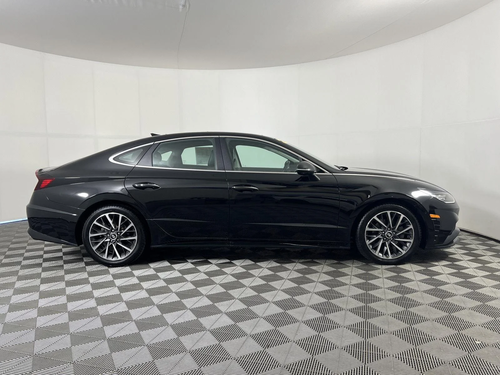Used 2022 Phantom Black Hyundai Limited image 2
