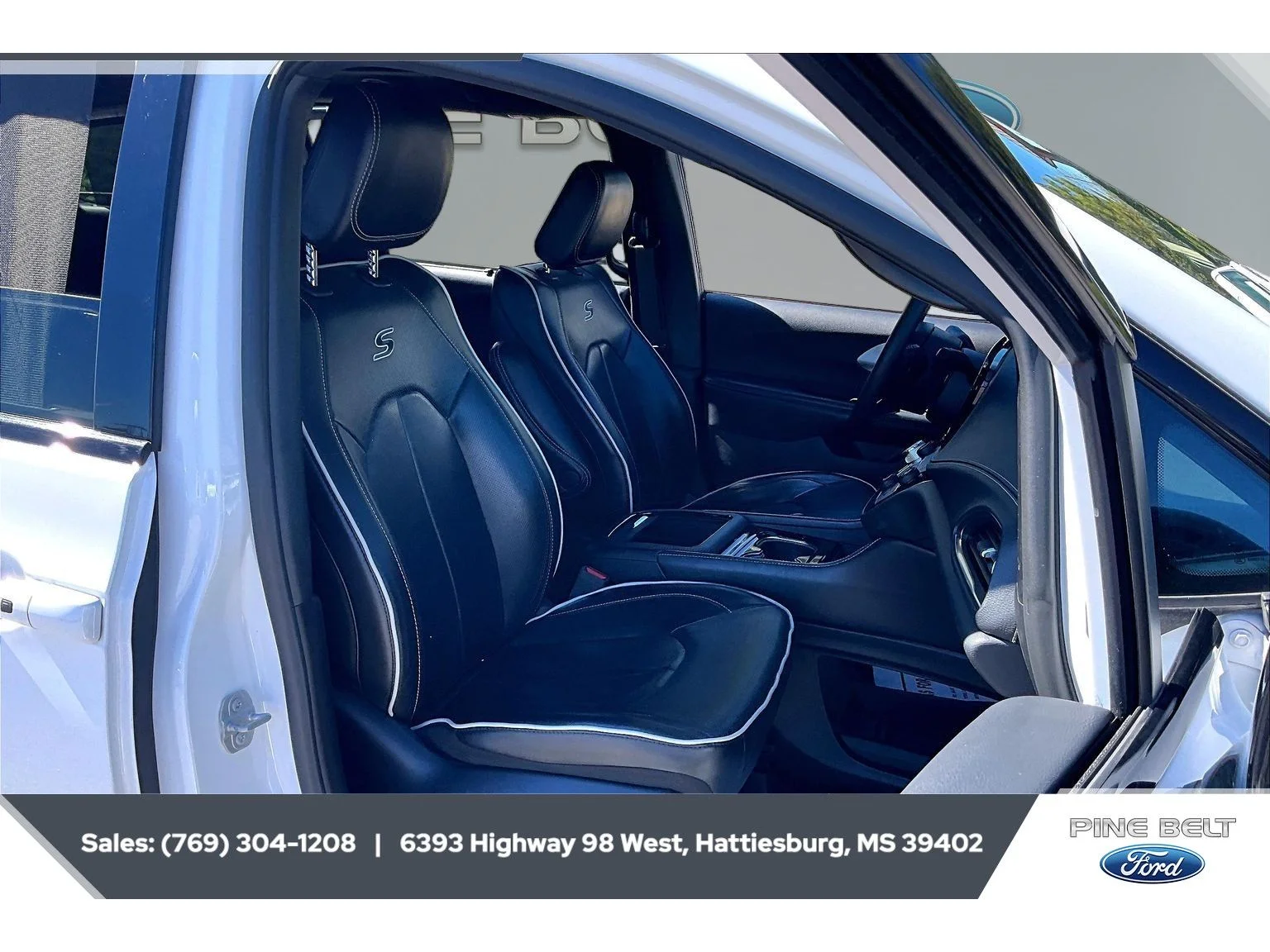 Used 2025 Bright White Clearcoat Chrysler Limited image 6