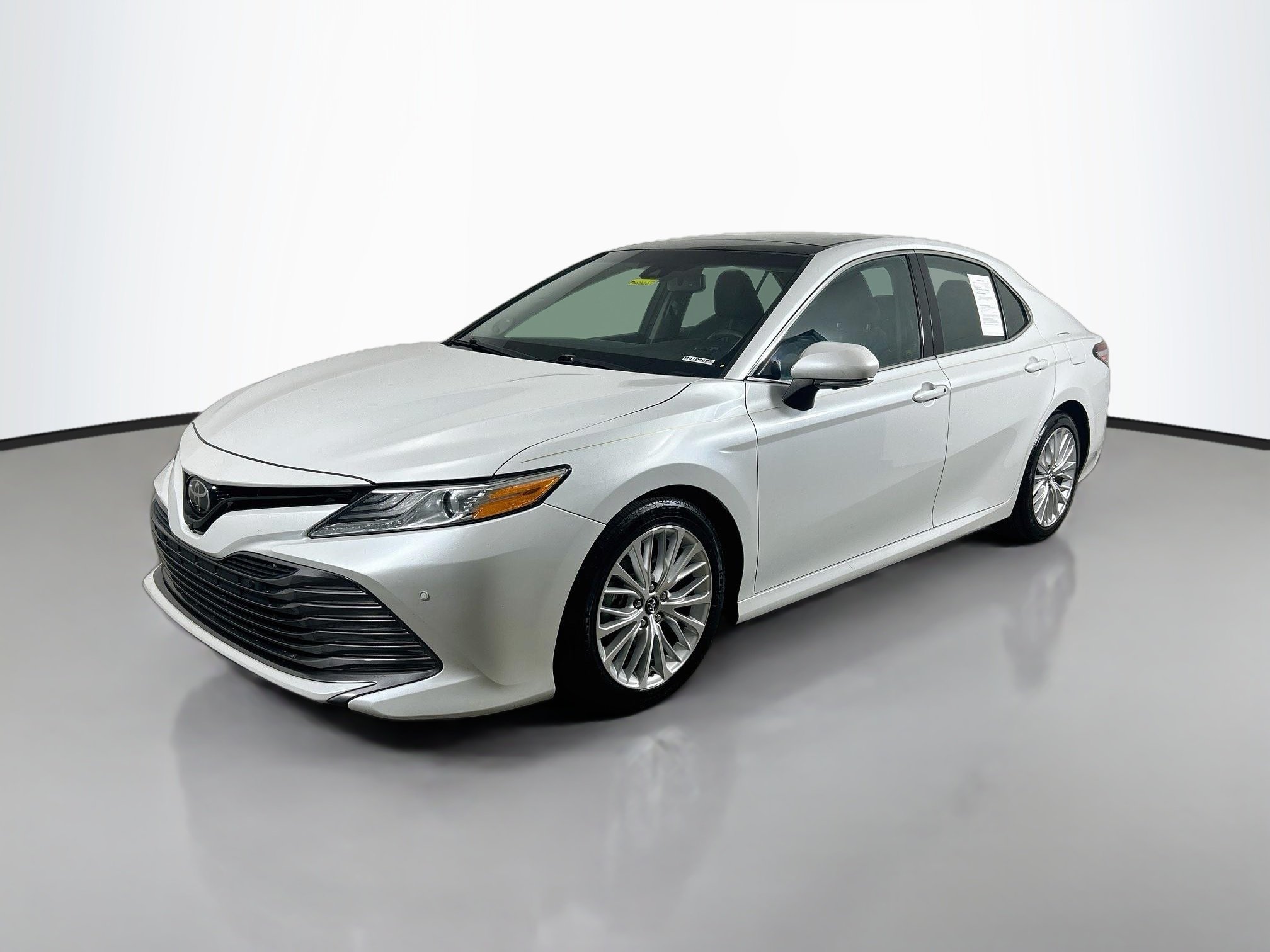 Used 2018 Wind Chill Pearl Toyota XLE image 3