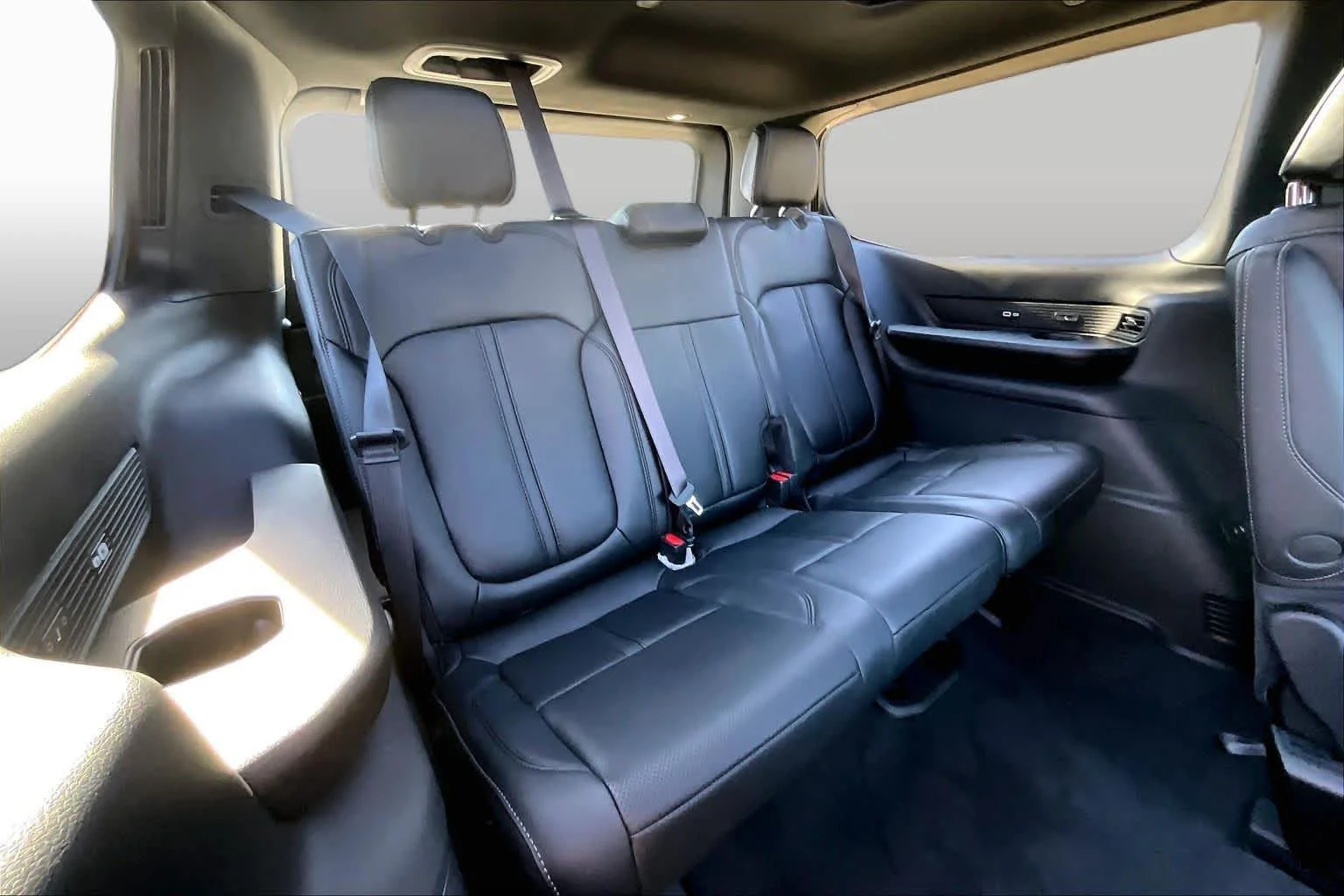 New 2026 Bright White Clear-Coat Exterior Paint Jeep Limited Altitude image 24