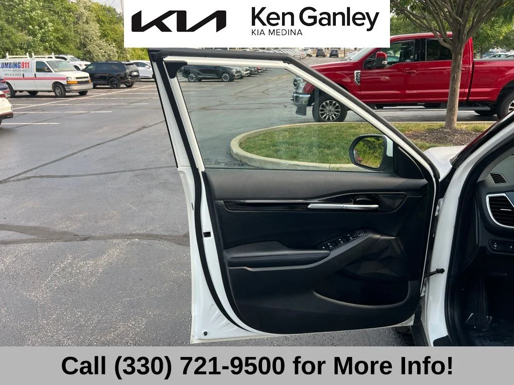 Used 2021 White Kia S image 25
