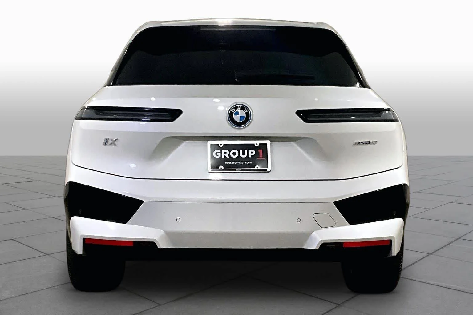 Certified Used 2025 Mineral White Metallic BMW xDrive50 image 4